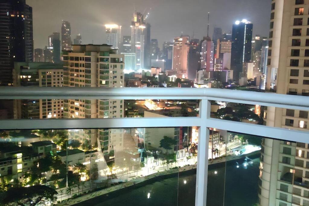 Aveline Suites Elite Rockwell View Acqua Private Residences Near Rockwell Makati Manila Exterior foto